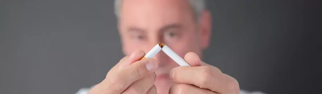 man breekt een sigaret